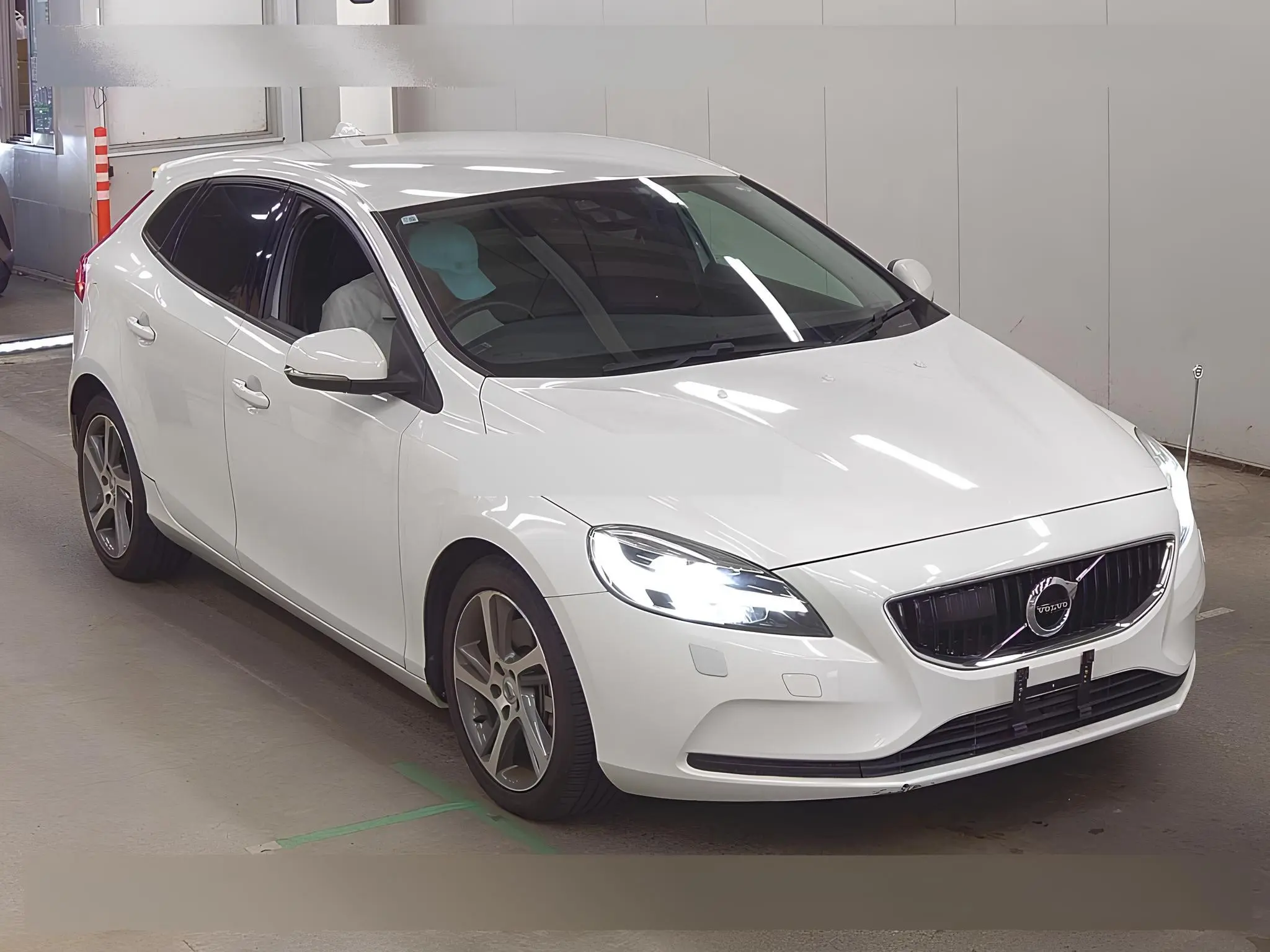 🚘Volvo V40 T3 Momentum
Шведская красота + Японский менталитет
Тот самый вариант, где стиль, безопасность и динамика собрались в одном аккуратном хэтче
Первая регистрация: 2016
Пробег: 61 500 км
Двигат... | Сетка — социальная сеть от hh.ru