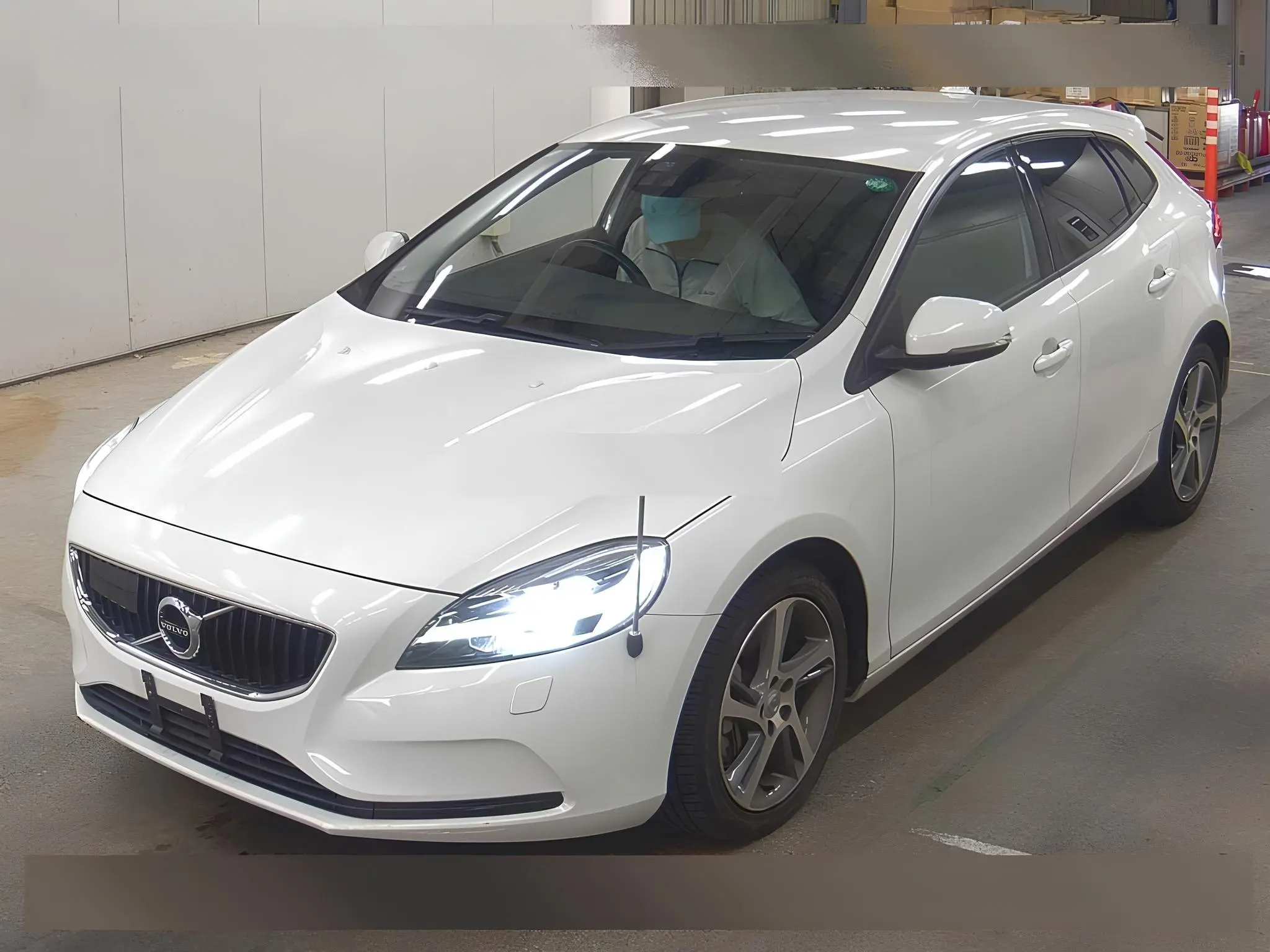 🚘Volvo V40 T3 Momentum
Шведская красота + Японский менталитет
Тот самый вариант, где стиль, безопасность и динамика собрались в одном аккуратном хэтче
Первая регистрация: 2016
Пробег: 61 500 км
Двигат... | Сетка — социальная сеть от hh.ru