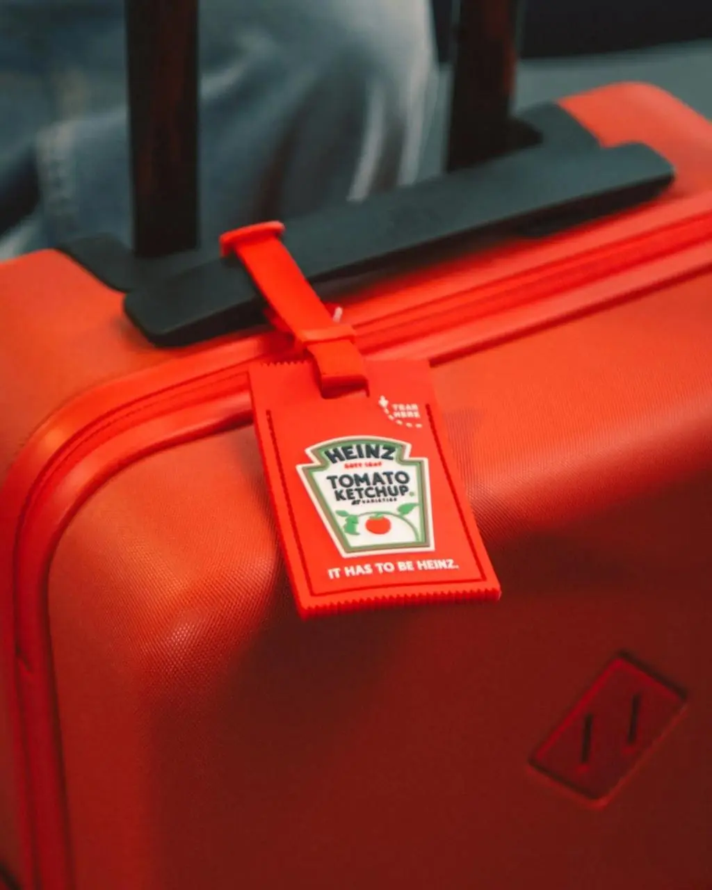 HEINZ в коллабе с брендом аксессуаров Herschel выпустили чемодан, выполненный в эстетике культового кетчупа | Сетка — социальная сеть от hh.ru