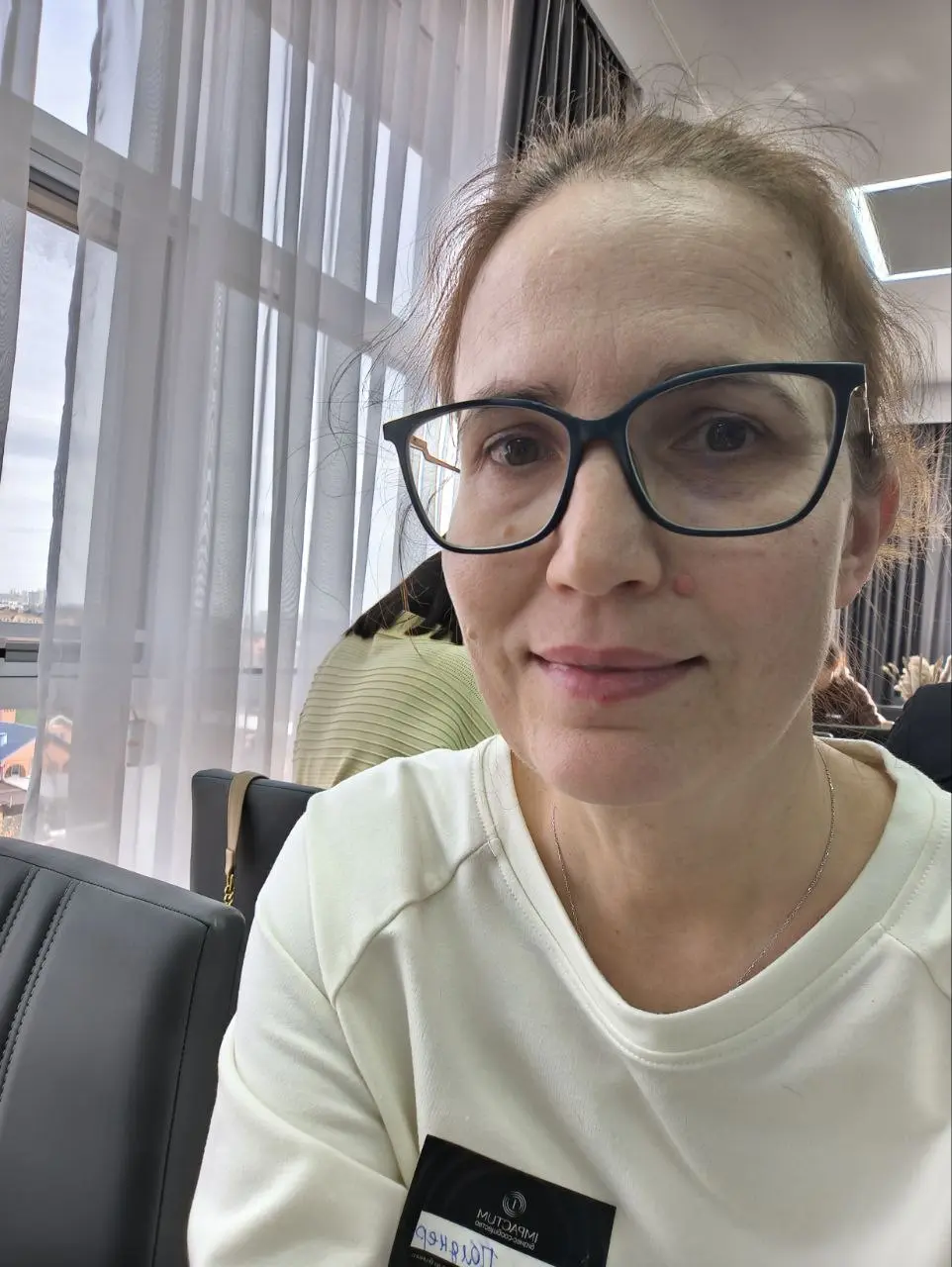 Подруга Ирина пишет в своём блоге, что она в 2 уха слушает 2 конференции и одной рукой красит прихожую, другой рукой нанимает коммерческих директоров и спрашивает, кто сегодня чем полезным занимается
... | Сетка — социальная сеть от hh.ru