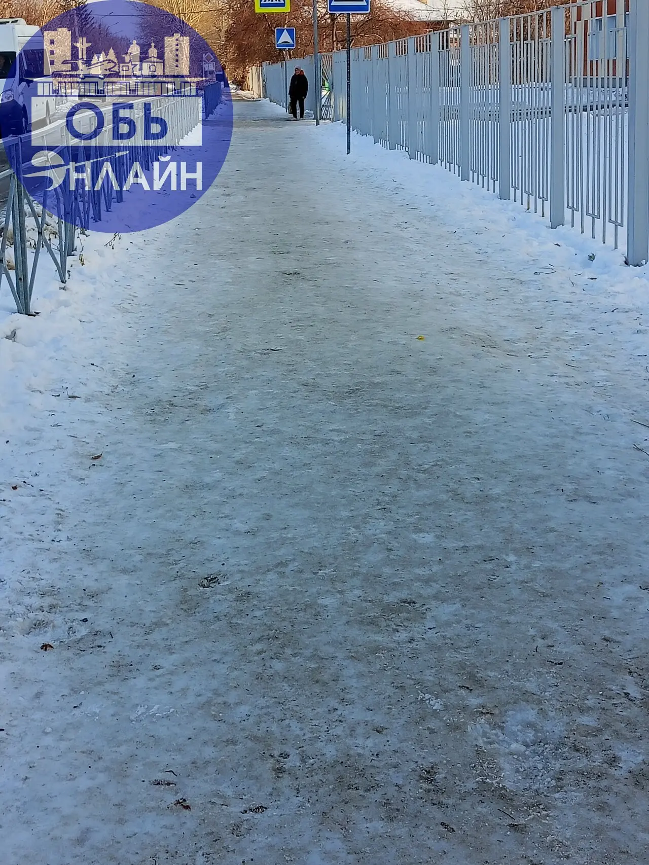 ↗ Администрация города Оби просим провести уборку тротуара на улице Шевченко. Около школы каток вместо тротуара. Мы старшеклассники сегодня помогали младшим школьникам добираться в школу | Сетка — социальная сеть от hh.ru