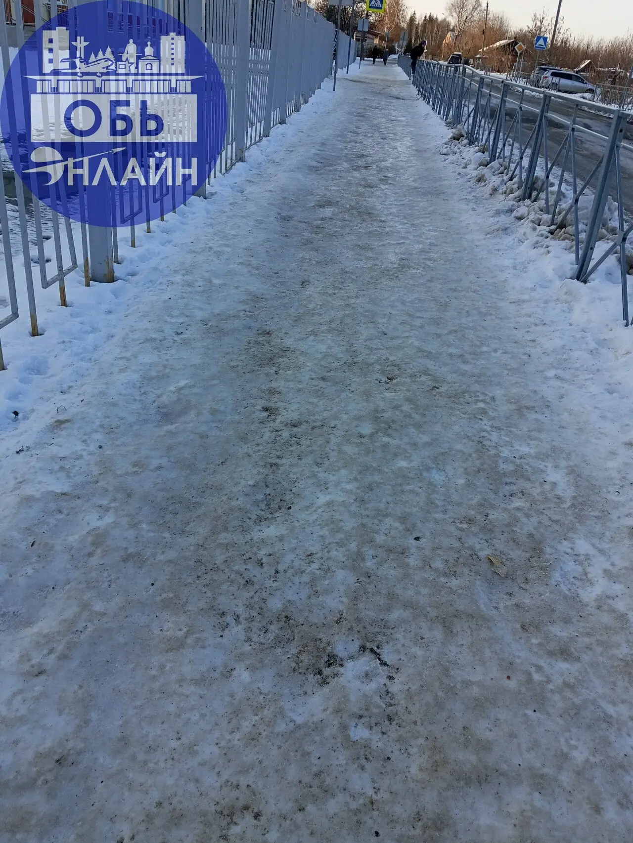 ↗ Администрация города Оби просим провести уборку тротуара на улице Шевченко. Около школы каток вместо тротуара. Мы старшеклассники сегодня помогали младшим школьникам добираться в школу | Сетка — социальная сеть от hh.ru