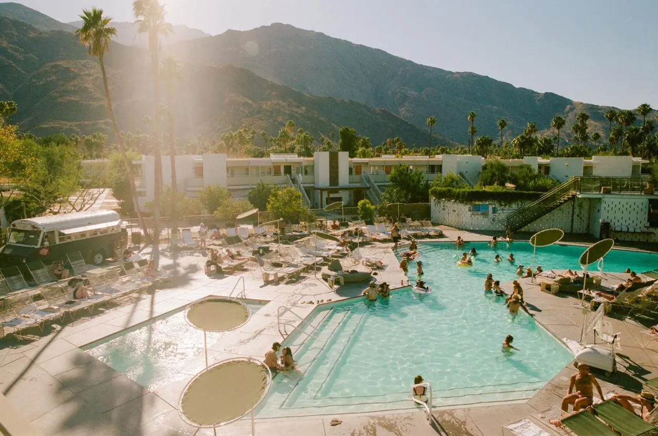 Нашла для себя новую любимую сеть отелей — Ace Hotels – она основана в 1999 году в Сиэтле и стала одним из первых бутик-брендов, а сейчас входит в японскую сеть Seibu Prince | Сетка — социальная сеть от hh.ru