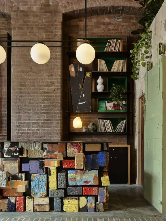 Нашла для себя новую любимую сеть отелей — Ace Hotels – она основана в 1999 году в Сиэтле и стала одним из первых бутик-брендов, а сейчас входит в японскую сеть Seibu Prince | Сетка — социальная сеть от hh.ru