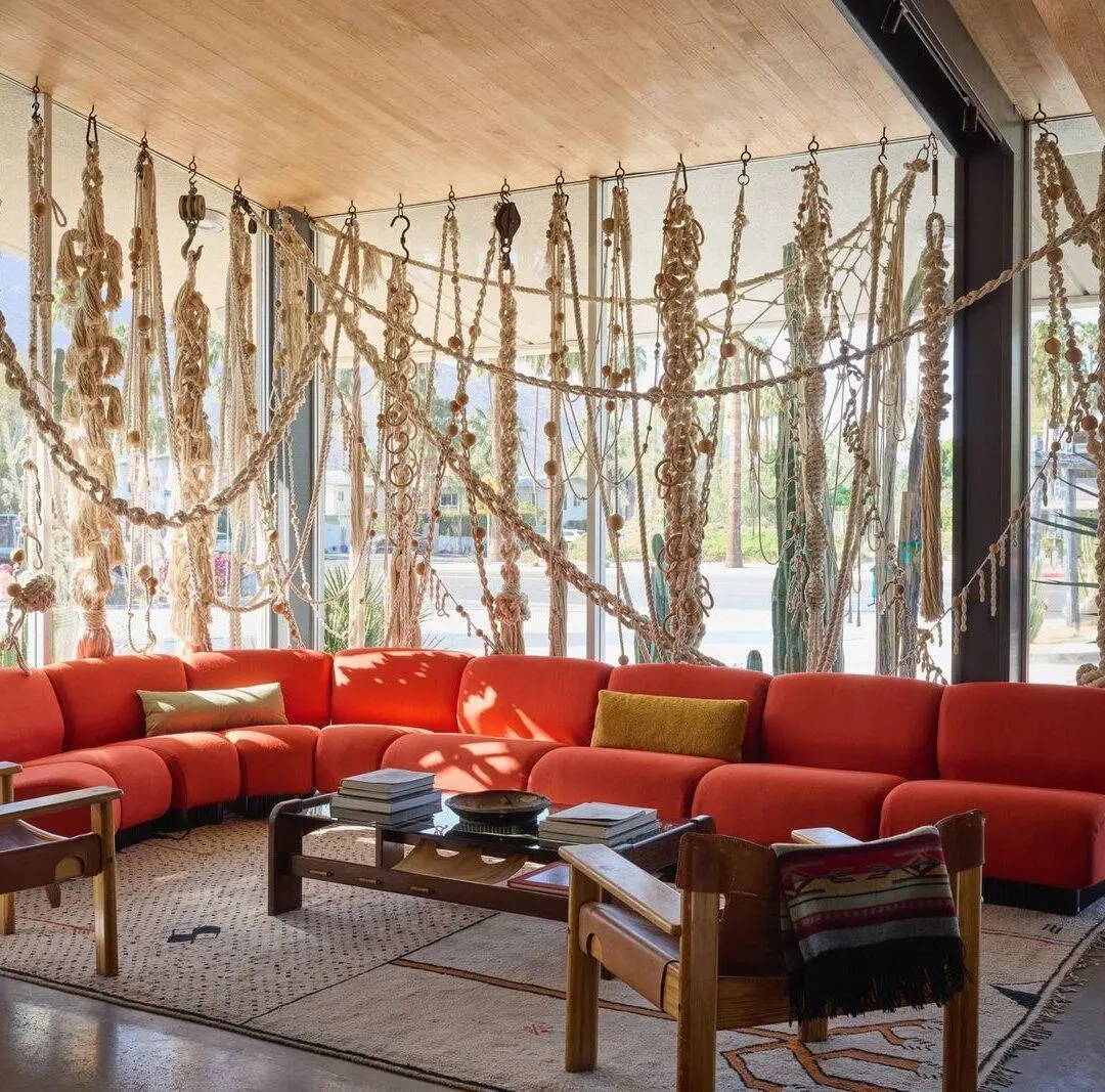 Нашла для себя новую любимую сеть отелей — Ace Hotels – она основана в 1999 году в Сиэтле и стала одним из первых бутик-брендов, а сейчас входит в японскую сеть Seibu Prince | Сетка — социальная сеть от hh.ru