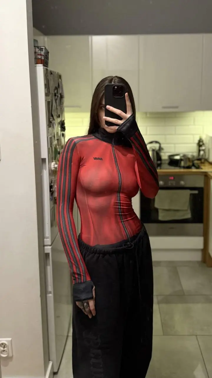 «Человек-паук существует». Бренд AVAVAV и adidas выпустили капсульную коллекцию одежды, которая сейчас рвёт все соцсети | Сетка — социальная сеть от hh.ru