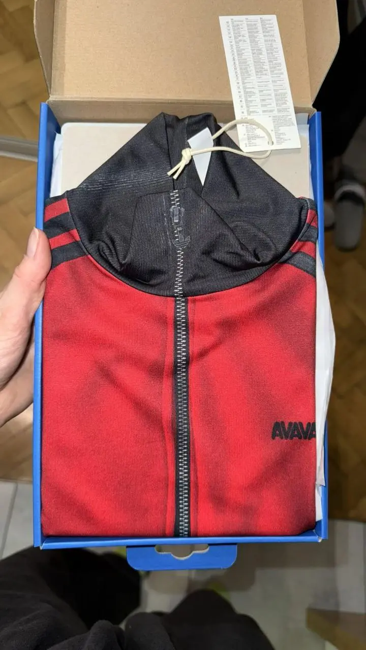 «Человек-паук существует». Бренд AVAVAV и adidas выпустили капсульную коллекцию одежды, которая сейчас рвёт все соцсети | Сетка — социальная сеть от hh.ru