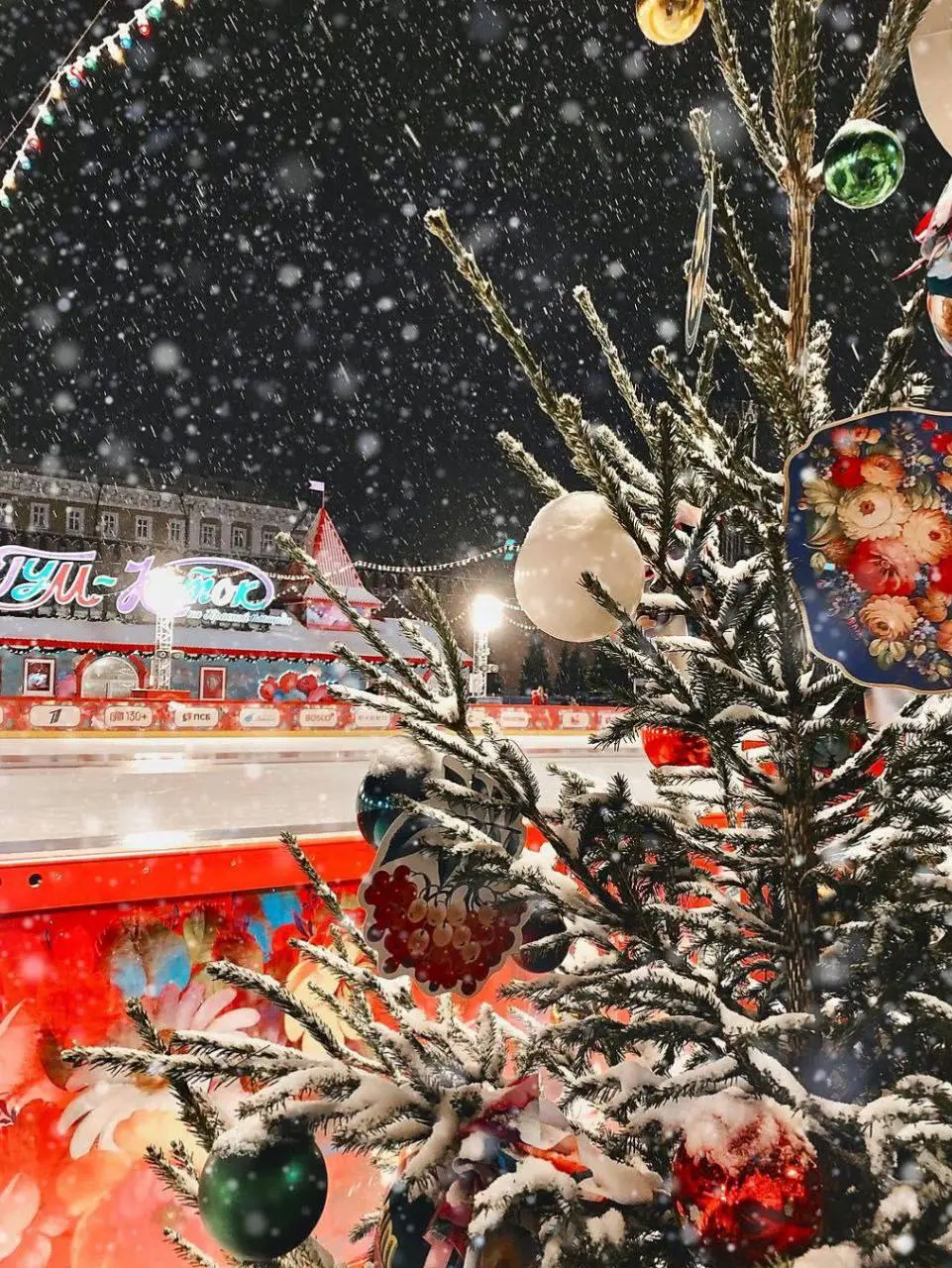 ⛸️ГУМ-каток снова откроется прямо на Красной площади
Ежедневно 09:00-23:30
с 1 декабря
В этом году он будет оформлен в ярком стиле дымковской игрушки🌲
Первые четыре утренних сеанса в будние дни будут ... | Сетка — социальная сеть от hh.ru