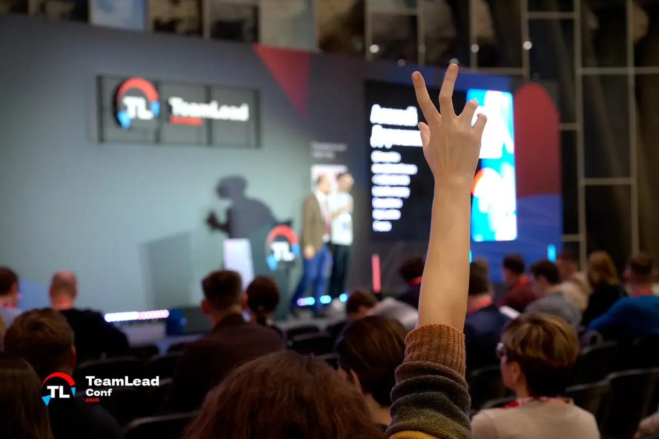 TeamLeadConf – место, где лиды приходят, чтобы делиться опытом работы с командами
Это было что-то невероятное!
1️⃣ Масштаб, от которого дыхание перехватывает
2000 человек в оффлайне, 1500 онлайн | Сетка — социальная сеть от hh.ru