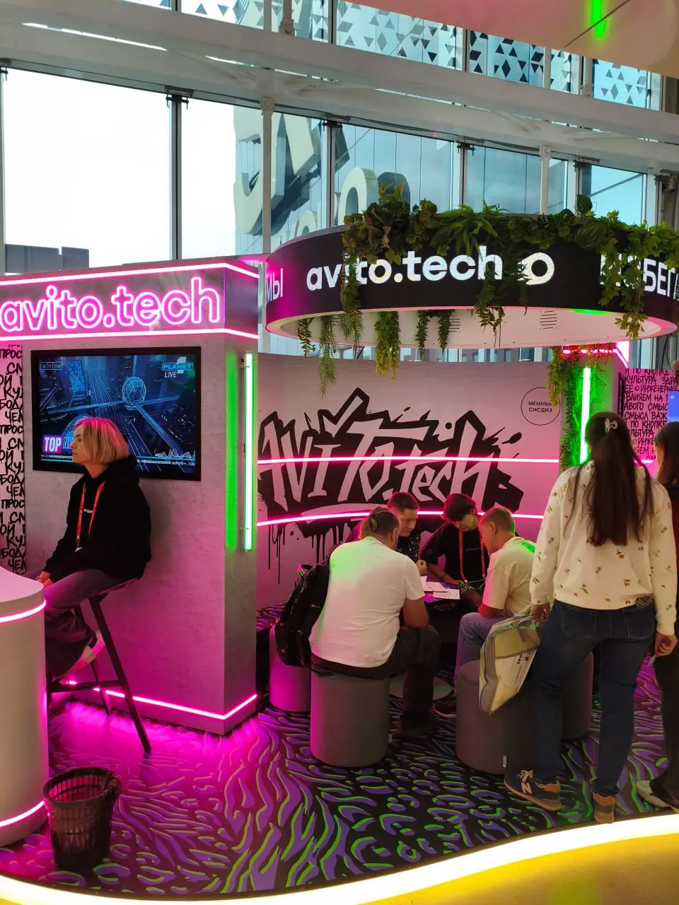 TeamLeadConf – место, где лиды приходят, чтобы делиться опытом работы с командами
Это было что-то невероятное!
1️⃣ Масштаб, от которого дыхание перехватывает
2000 человек в оффлайне, 1500 онлайн | Сетка — социальная сеть от hh.ru