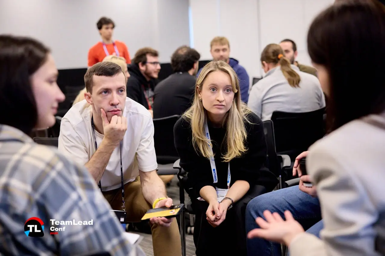 TeamLeadConf – место, где лиды приходят, чтобы делиться опытом работы с командами
Это было что-то невероятное!
1️⃣ Масштаб, от которого дыхание перехватывает
2000 человек в оффлайне, 1500 онлайн | Сетка — социальная сеть от hh.ru