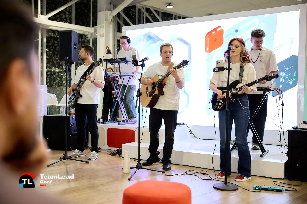 TeamLeadConf – место, где лиды приходят, чтобы делиться опытом работы с командами
Это было что-то невероятное!
1️⃣ Масштаб, от которого дыхание перехватывает
2000 человек в оффлайне, 1500 онлайн | Сетка — социальная сеть от hh.ru