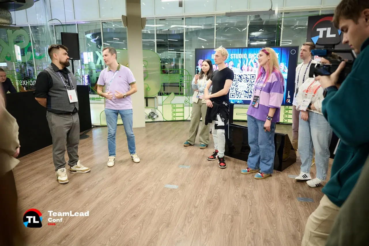 TeamLeadConf – место, где лиды приходят, чтобы делиться опытом работы с командами
Это было что-то невероятное!
1️⃣ Масштаб, от которого дыхание перехватывает
2000 человек в оффлайне, 1500 онлайн | Сетка — социальная сеть от hh.ru