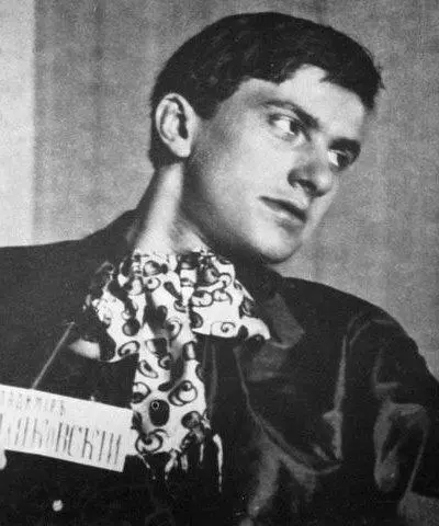 Стиль одежды Владимира Маяковского был далёк от «пролетарского»: поэт-авангардист ценил ярко выраженную изысканность и смелый эпатаж.
#интересно | Сетка — социальная сеть от hh.ru