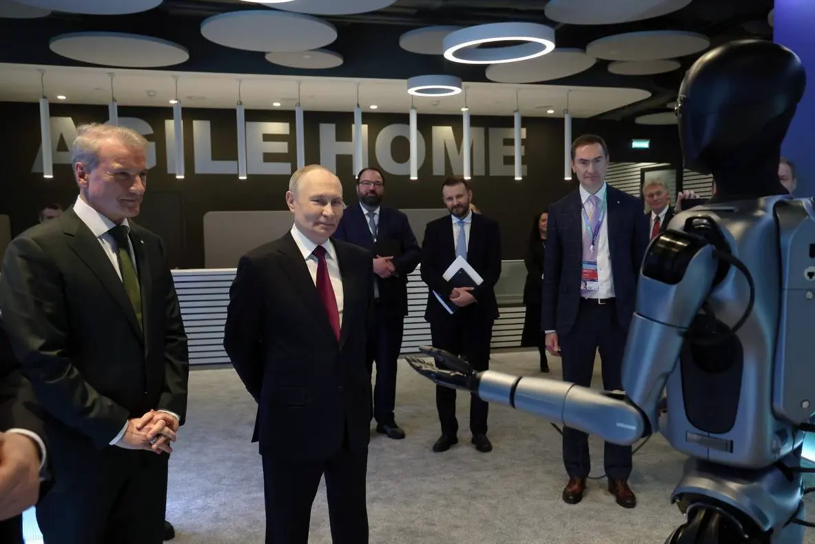 Первая волна AI Journey уже накрыла нас с головой 🌊
Конференцию посетил президент РФ Владимир Путин: он пообщался с ГигаЧат в голосовом режиме, встретился с нашим первым роботом с AI на базе ГигаЧат Г... | Сетка — социальная сеть от hh.ru