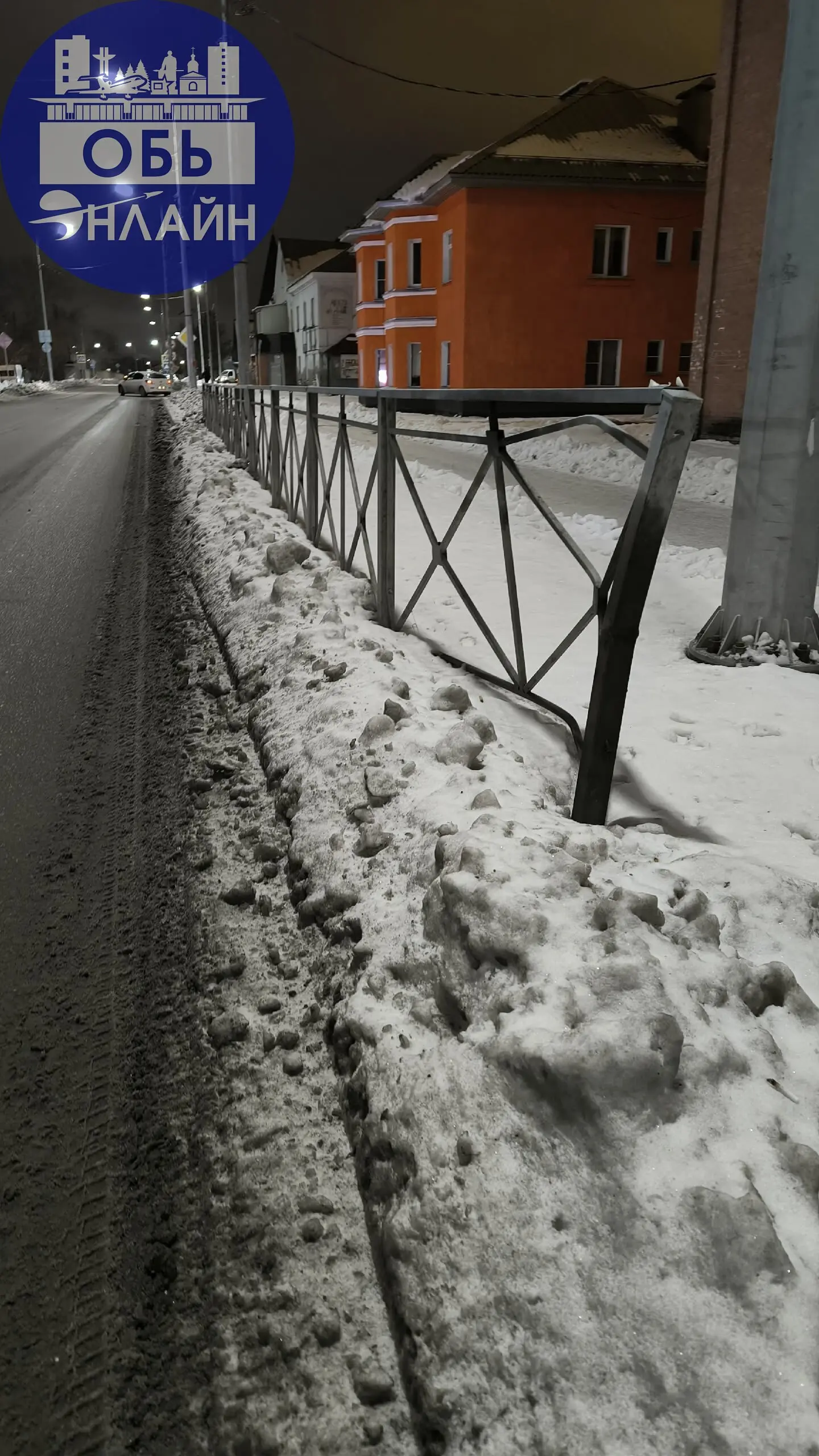 ↗ Неравная борьба с гололёдом продолжается! На Чайной засыпали👍чуть асфальт не прожгли😀.Хватило до Трёх богатырей🤷.А дальше как хотите😠.Да, ограждение теперь крепко будет стоять, до весны😀.
vk | Сетка — социальная сеть от hh.ru