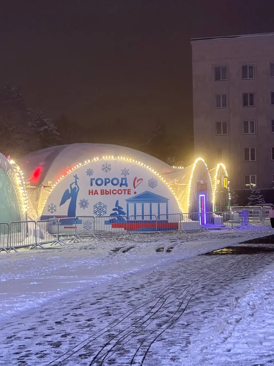 Каток на площади Ленина откроют 22 ноября
Первый сеанс назначен на 10:00, дальше площадка будет работать до 22:00.
Каждое катание рассчитано на час.
📲 Что-то на Ставропольском в MAX | Сетка — социальная сеть от hh.ru
