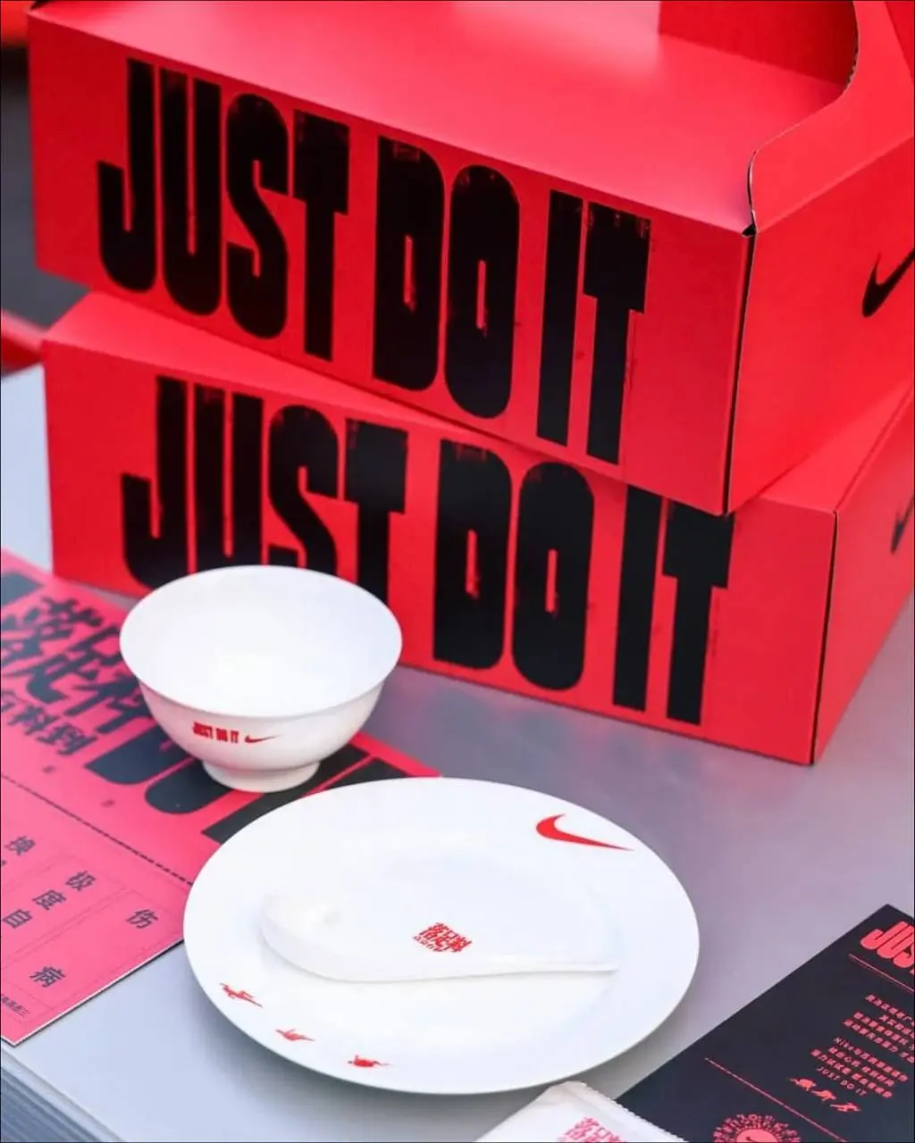 Вау, Nike понял, как рекламироваться среди зумеров, которым наплевать на классические промо. Бренд создал поп-ап с едой на финише после забега и сделал это красиво и максимально продуманно | Сетка — социальная сеть от hh.ru