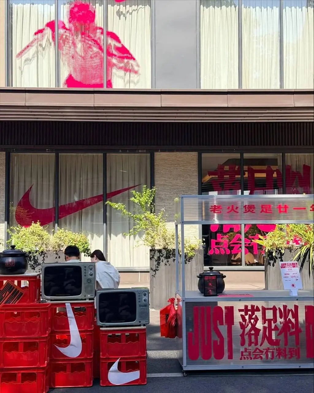 Вау, Nike понял, как рекламироваться среди зумеров, которым наплевать на классические промо. Бренд создал поп-ап с едой на финише после забега и сделал это красиво и максимально продуманно | Сетка — социальная сеть от hh.ru