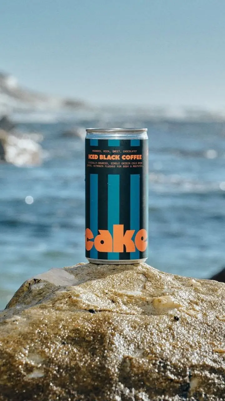 Почему кофе называется кейк... подумала я и пошла изучать, как обычно.
Теперь рассказываю и вам!
👉 Cake — здесь, оказывается, не просто 'пирожное', а целая аббревиатура: Coffee And Kindness Everyday | Сетка — социальная сеть от hh.ru