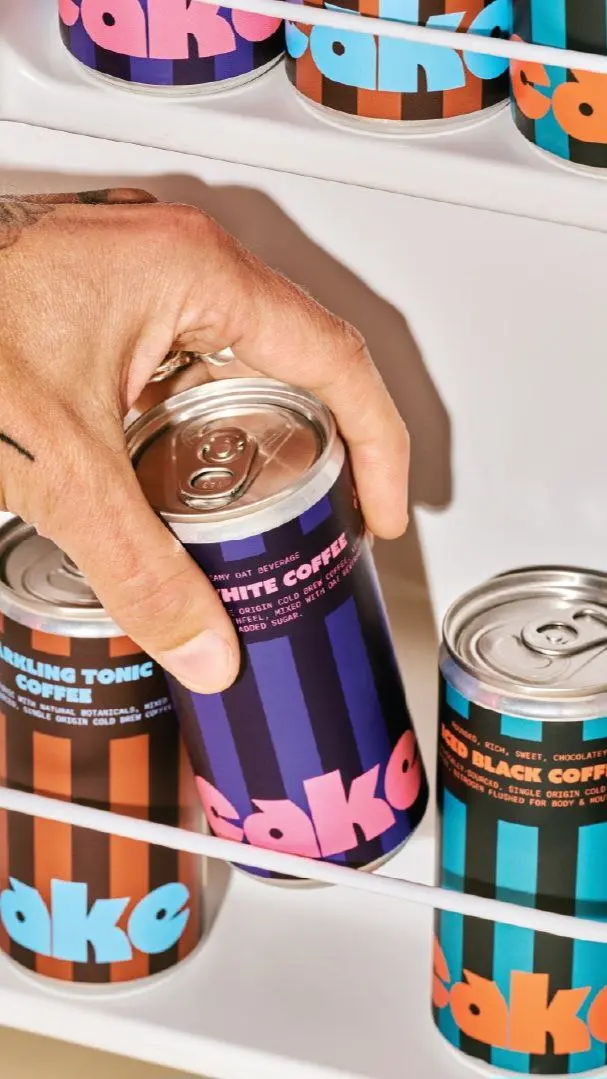 Почему кофе называется кейк... подумала я и пошла изучать, как обычно.
Теперь рассказываю и вам!
👉 Cake — здесь, оказывается, не просто 'пирожное', а целая аббревиатура: Coffee And Kindness Everyday | Сетка — социальная сеть от hh.ru