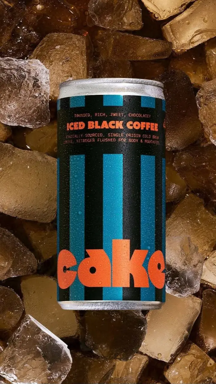 Почему кофе называется кейк... подумала я и пошла изучать, как обычно.
Теперь рассказываю и вам!
👉 Cake — здесь, оказывается, не просто 'пирожное', а целая аббревиатура: Coffee And Kindness Everyday | Сетка — социальная сеть от hh.ru