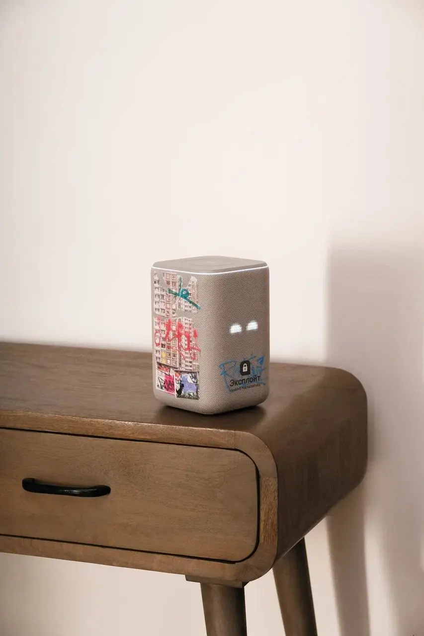 ⚡️Легендарно: коллеги из телеграм-канала «Эксплойт» замутили свою лимитку с Яндексом — у ребят вышло сразу три новых Яндекс Станции 3, которые оформили очень стильно | Сетка — социальная сеть от hh.ru