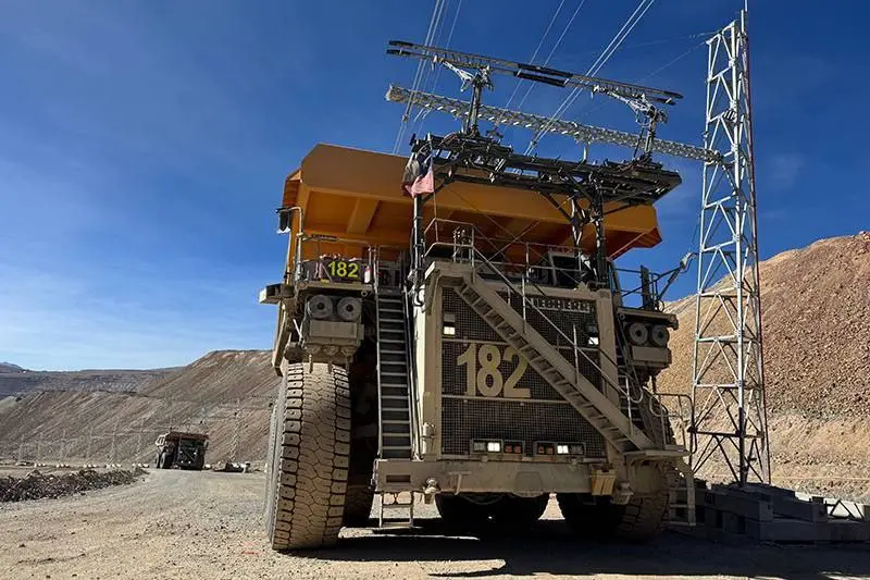 🚛🏆 На руднике Colllahuasi запущено 4 самосвала Liebherr T284 с троллеями, сокращение CO₂ и рост добычи меди. К 2027 г. мощность вернётся к проекту ~600 тыс. т меди в год | Сетка — социальная сеть от hh.ru