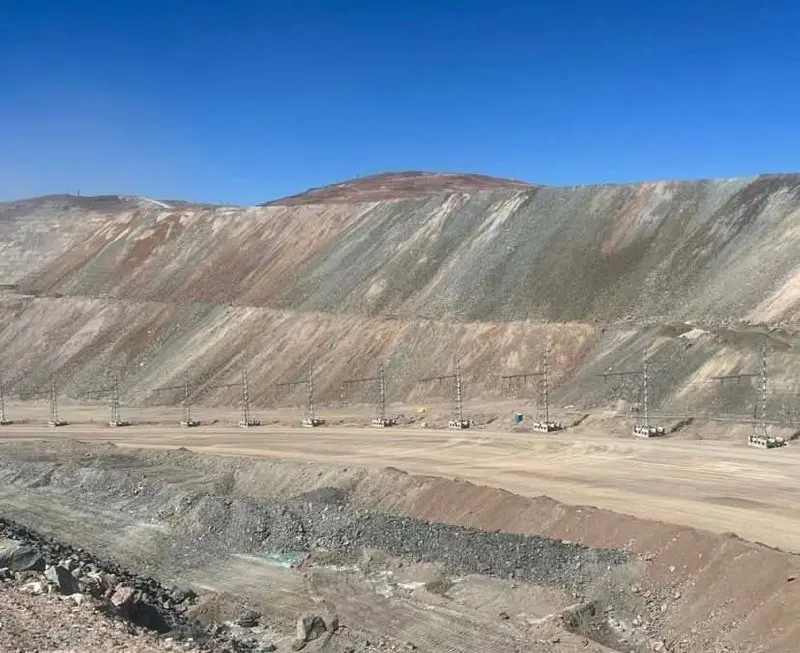 🚛🏆 На руднике Colllahuasi запущено 4 самосвала Liebherr T284 с троллеями, сокращение CO₂ и рост добычи меди. К 2027 г. мощность вернётся к проекту ~600 тыс. т меди в год | Сетка — социальная сеть от hh.ru