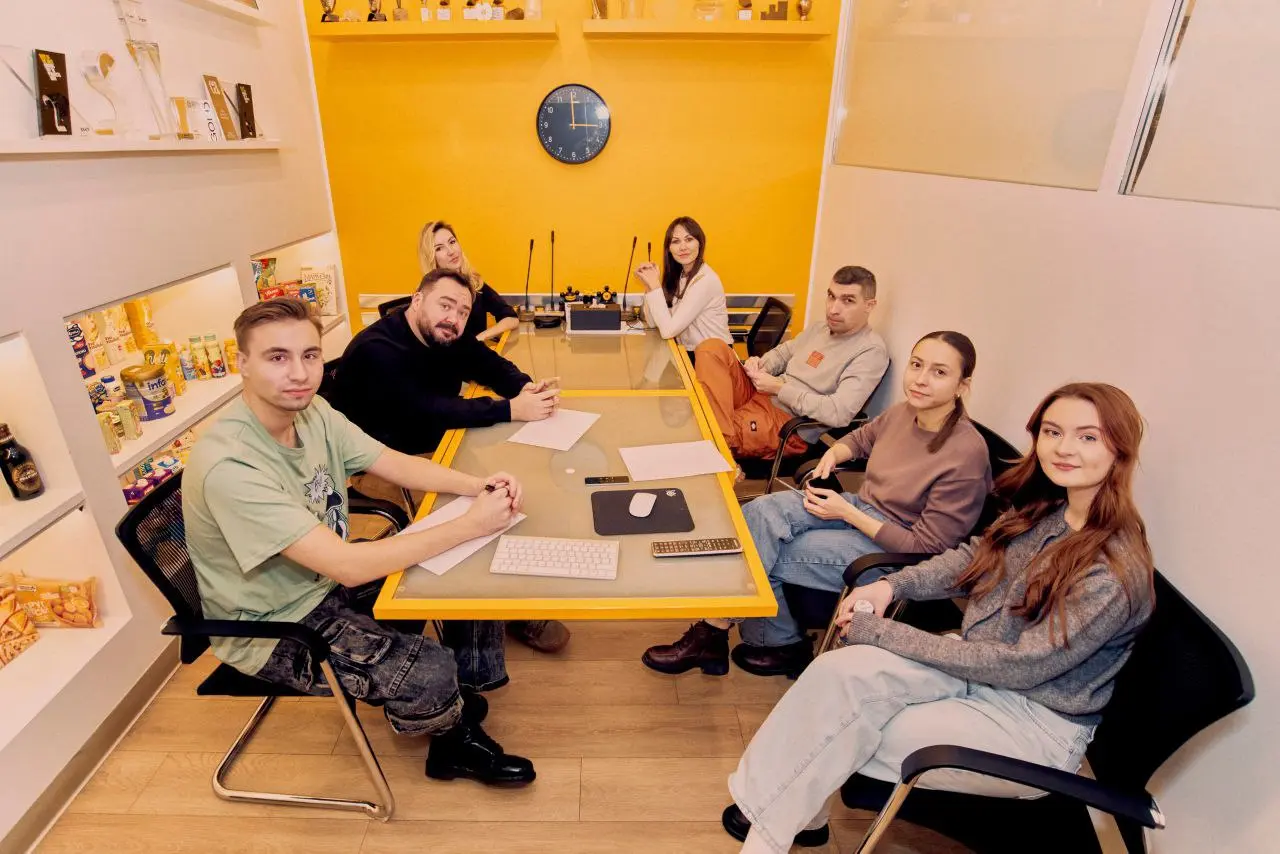 🚩2️⃣ DDVB: Бренды для миллионов
Продолжаем спецпроект NewBiz «10 историй». Сегодня — рассказ об агентстве DDVB. Это команда, которая более 30 лет создает бренды для миллионов | Сетка — социальная сеть от hh.ru