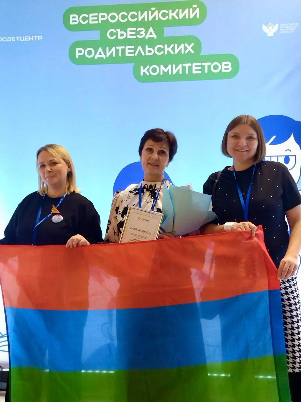 МОЙ БОЛЬШОЙ ОТЧЁТ О СЪЕЗДЕ РОДИТЕЛЬСКИХ КОМИТЕТОВ
(и зачем вообще я туда поехала)
Я только вернулась домой — дети кинулись обниматься, я тоже соскучилась | Сетка — социальная сеть от hh.ru