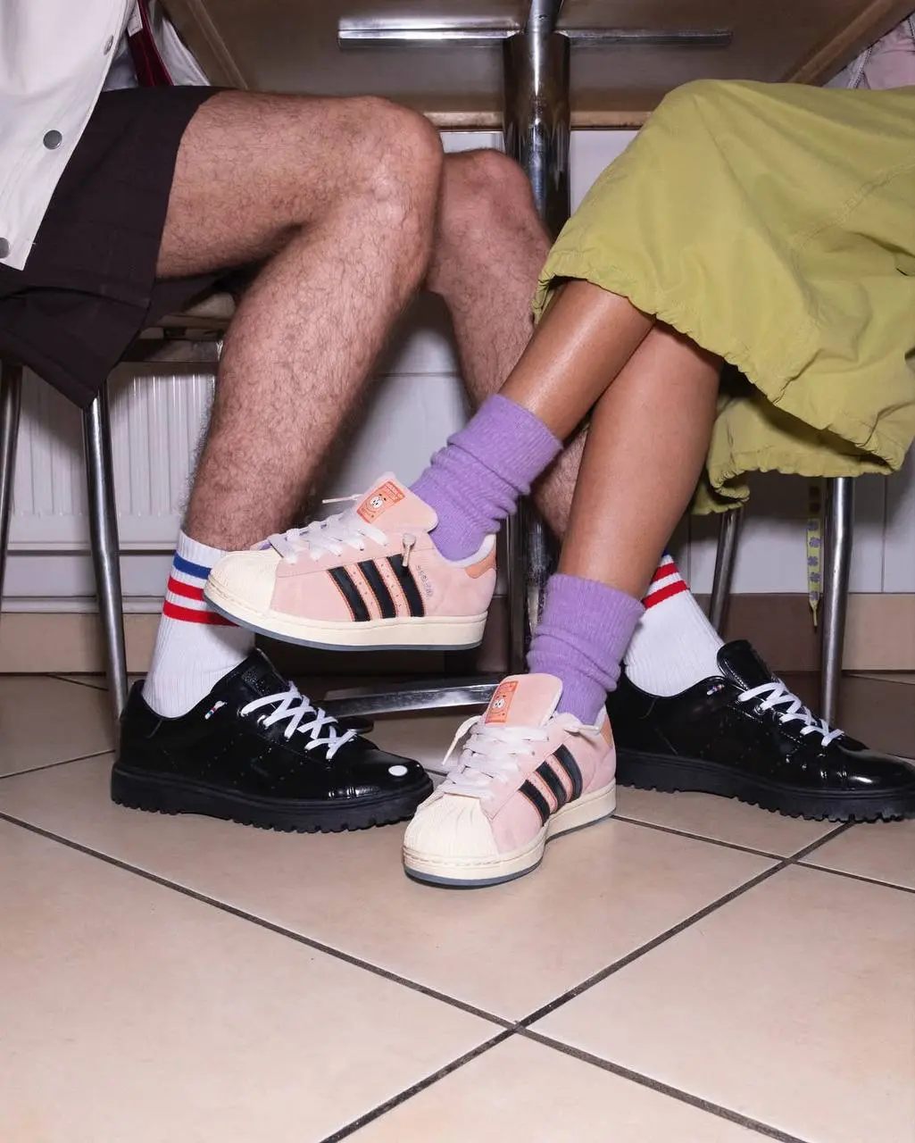 #Артем На дне.
adidas Originals показал в жизни свои кроссы со Спанчбобом (крабсбургер присутствует). В стильной фотосъемке показали модели, посвященные Губке Бобу и Патрику | Сетка — социальная сеть от hh.ru