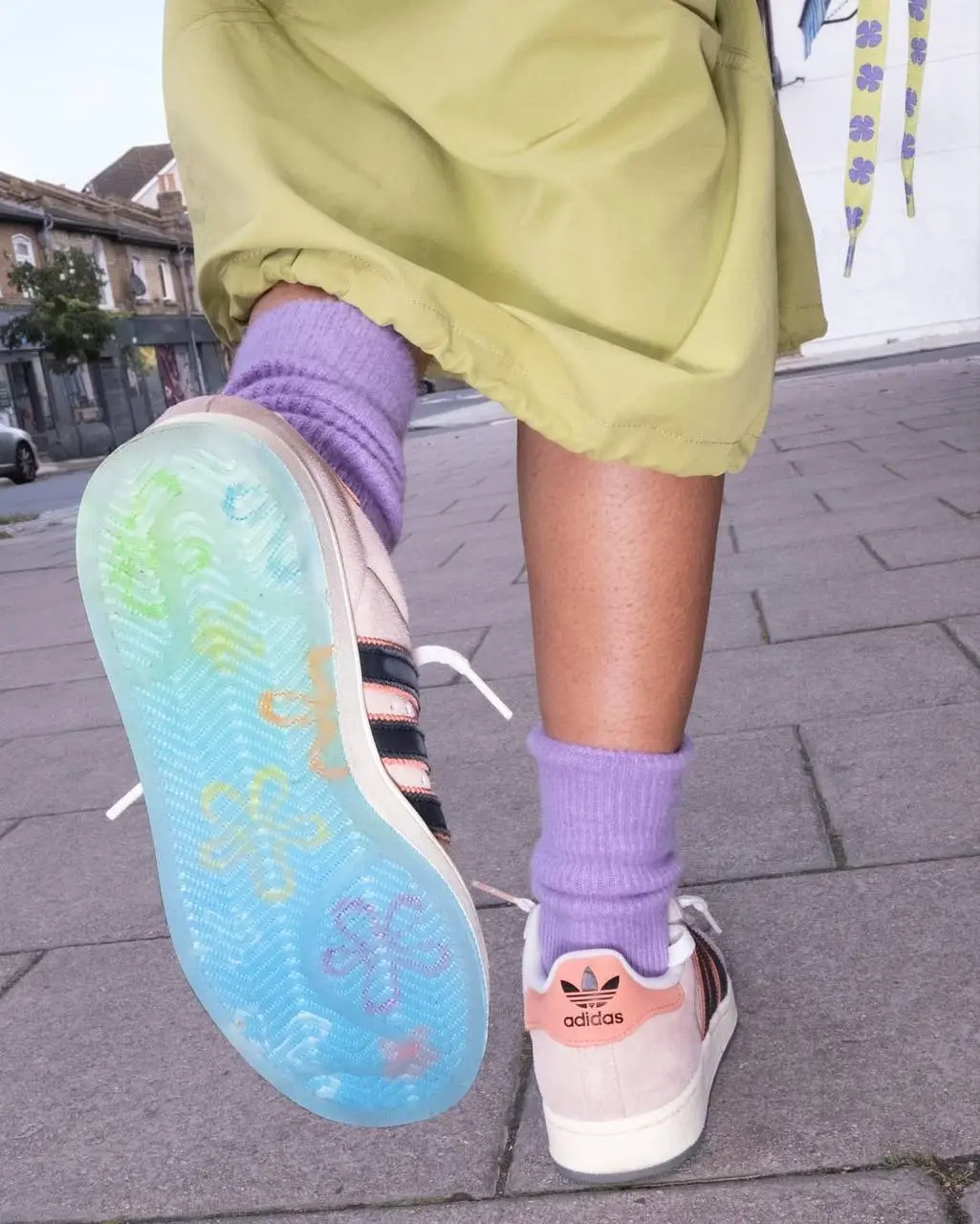 #Артем На дне.
adidas Originals показал в жизни свои кроссы со Спанчбобом (крабсбургер присутствует). В стильной фотосъемке показали модели, посвященные Губке Бобу и Патрику | Сетка — социальная сеть от hh.ru