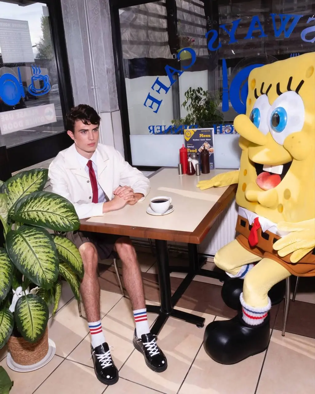 #Артем На дне.
adidas Originals показал в жизни свои кроссы со Спанчбобом (крабсбургер присутствует). В стильной фотосъемке показали модели, посвященные Губке Бобу и Патрику | Сетка — социальная сеть от hh.ru