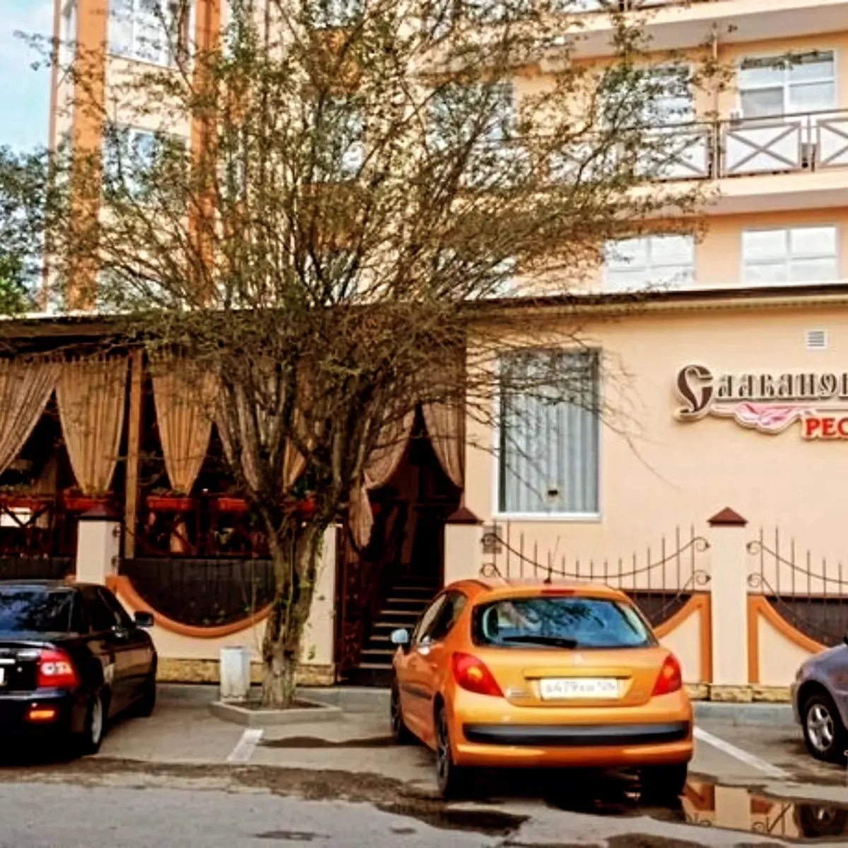 ✨В Железноводске есть несколько популярных ресторанов и кафе, которые стоит посетить.  
Вот некоторые из них  
💫Бамбарбия
Адрес: ул. Чайковского, 1.
Кухня: кавказская, европейская | Сетка — социальная сеть от hh.ru