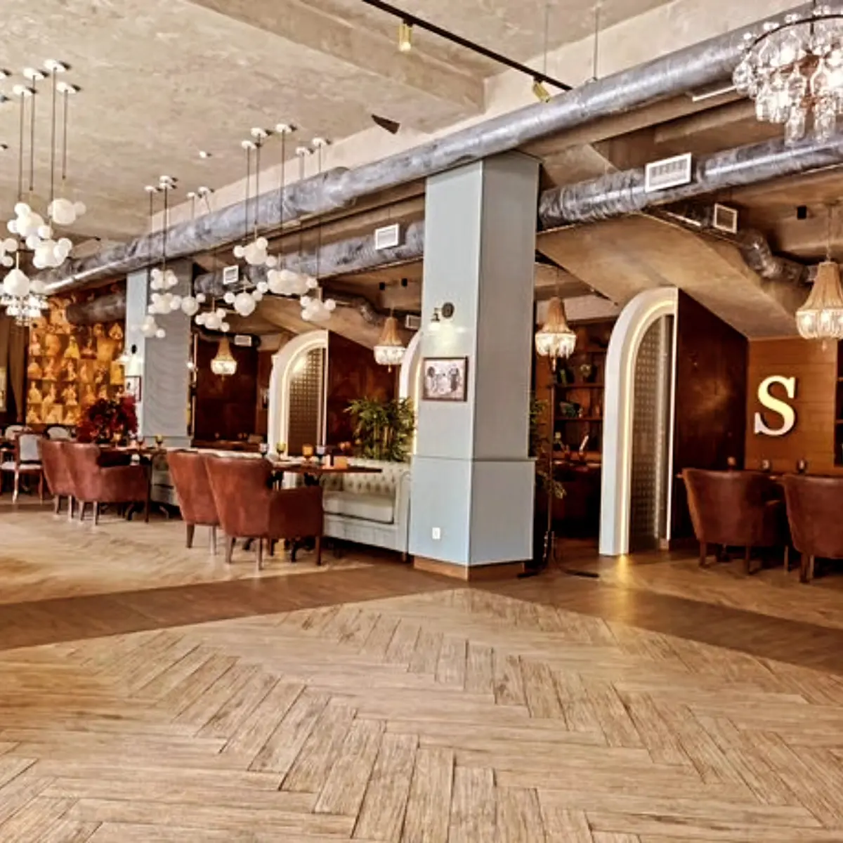 ✨В Железноводске есть несколько популярных ресторанов и кафе, которые стоит посетить.  
Вот некоторые из них  
💫Бамбарбия
Адрес: ул. Чайковского, 1.
Кухня: кавказская, европейская | Сетка — социальная сеть от hh.ru