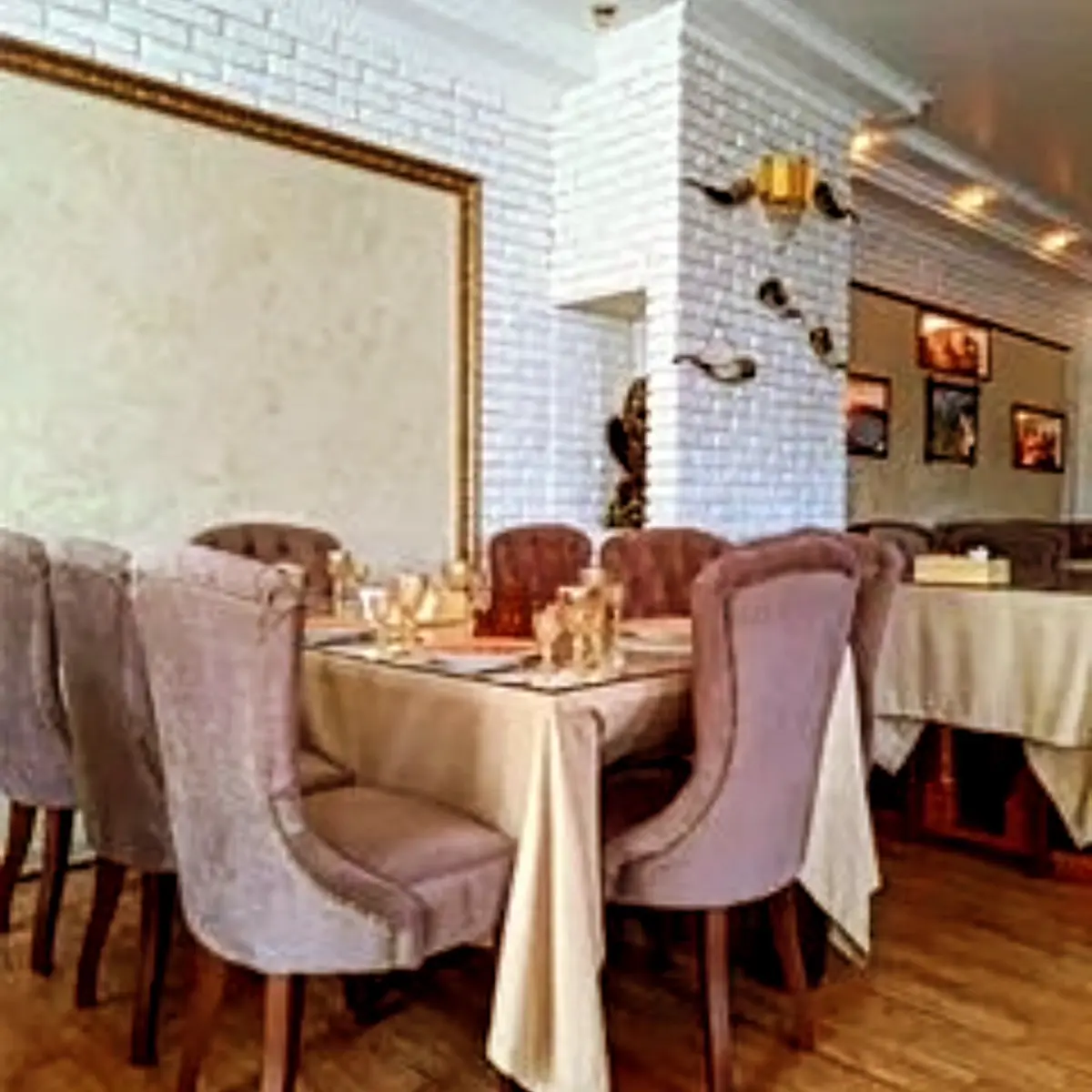 ✨В Железноводске есть несколько популярных ресторанов и кафе, которые стоит посетить.  
Вот некоторые из них  
💫Бамбарбия
Адрес: ул. Чайковского, 1.
Кухня: кавказская, европейская | Сетка — социальная сеть от hh.ru