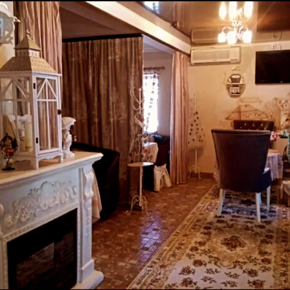 ✨В Железноводске есть несколько популярных ресторанов и кафе, которые стоит посетить.  
Вот некоторые из них  
💫Бамбарбия
Адрес: ул. Чайковского, 1.
Кухня: кавказская, европейская | Сетка — социальная сеть от hh.ru