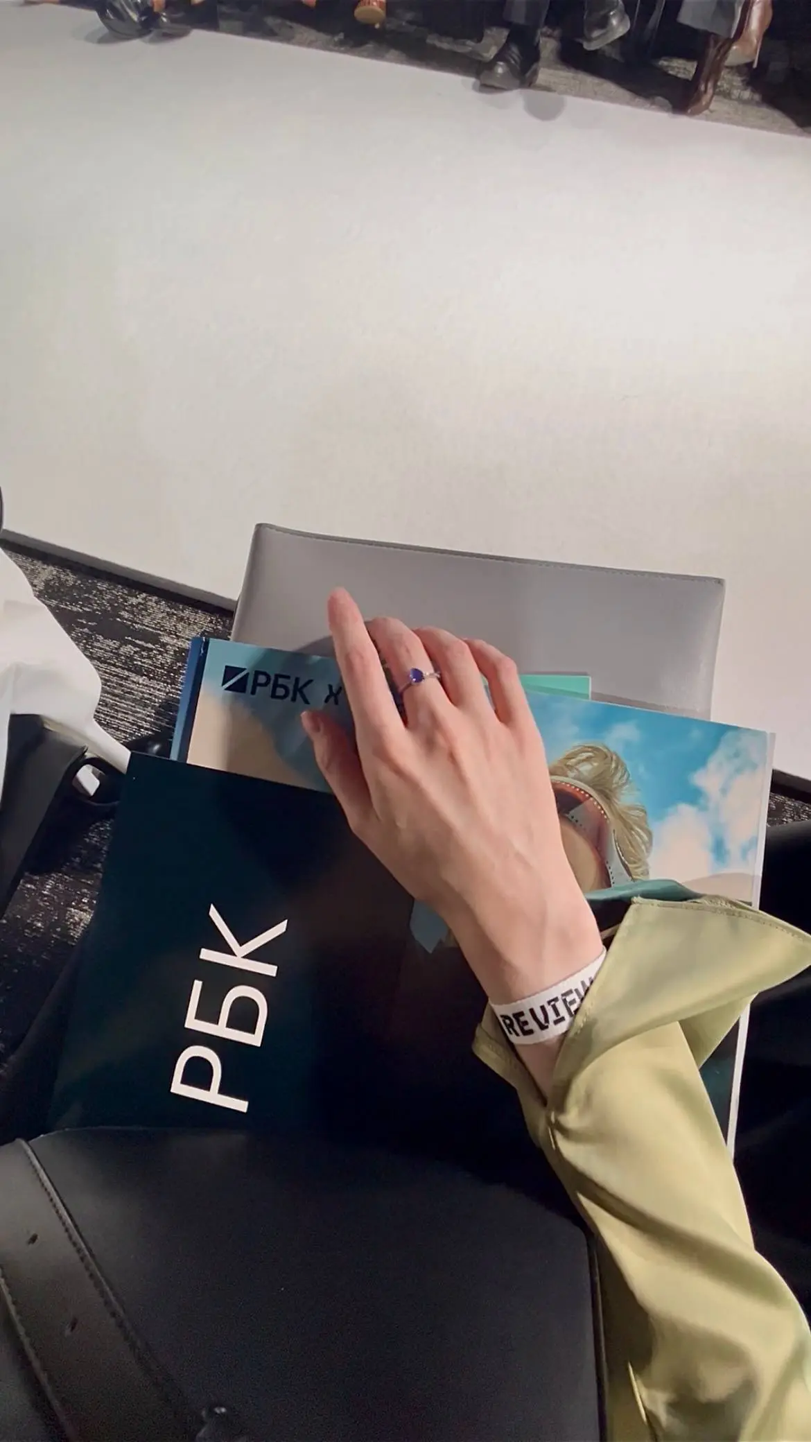 Есть особое состояние между «я здесь как гость» и «я тот, кто незримо создаёт это». 23 октября на проекте РБК х VOYAH Fashion Review я вновь поймала себя на этом чувстве | Сетка — социальная сеть от hh.ru