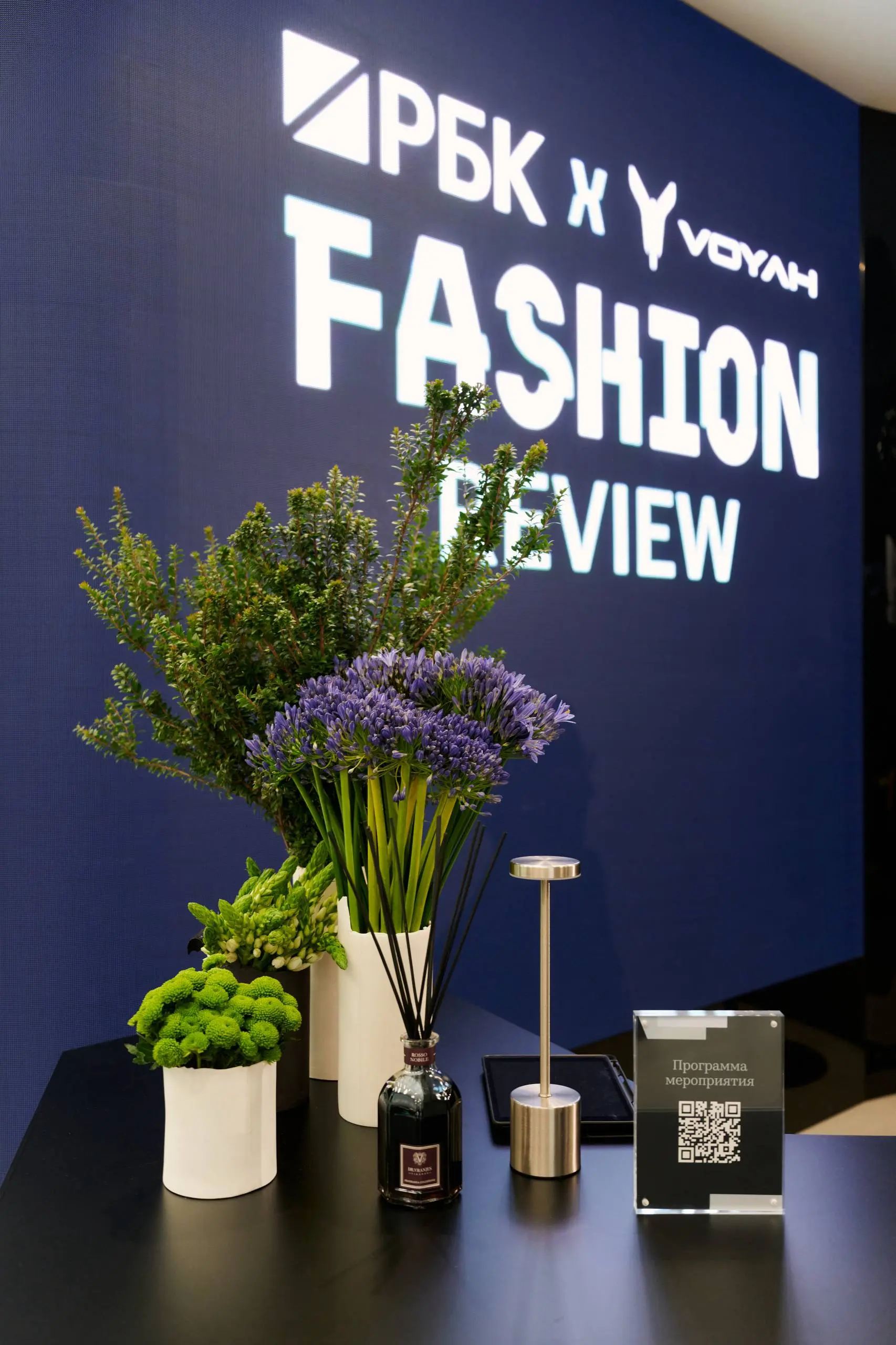 Есть особое состояние между «я здесь как гость» и «я тот, кто незримо создаёт это». 23 октября на проекте РБК х VOYAH Fashion Review я вновь поймала себя на этом чувстве | Сетка — социальная сеть от hh.ru