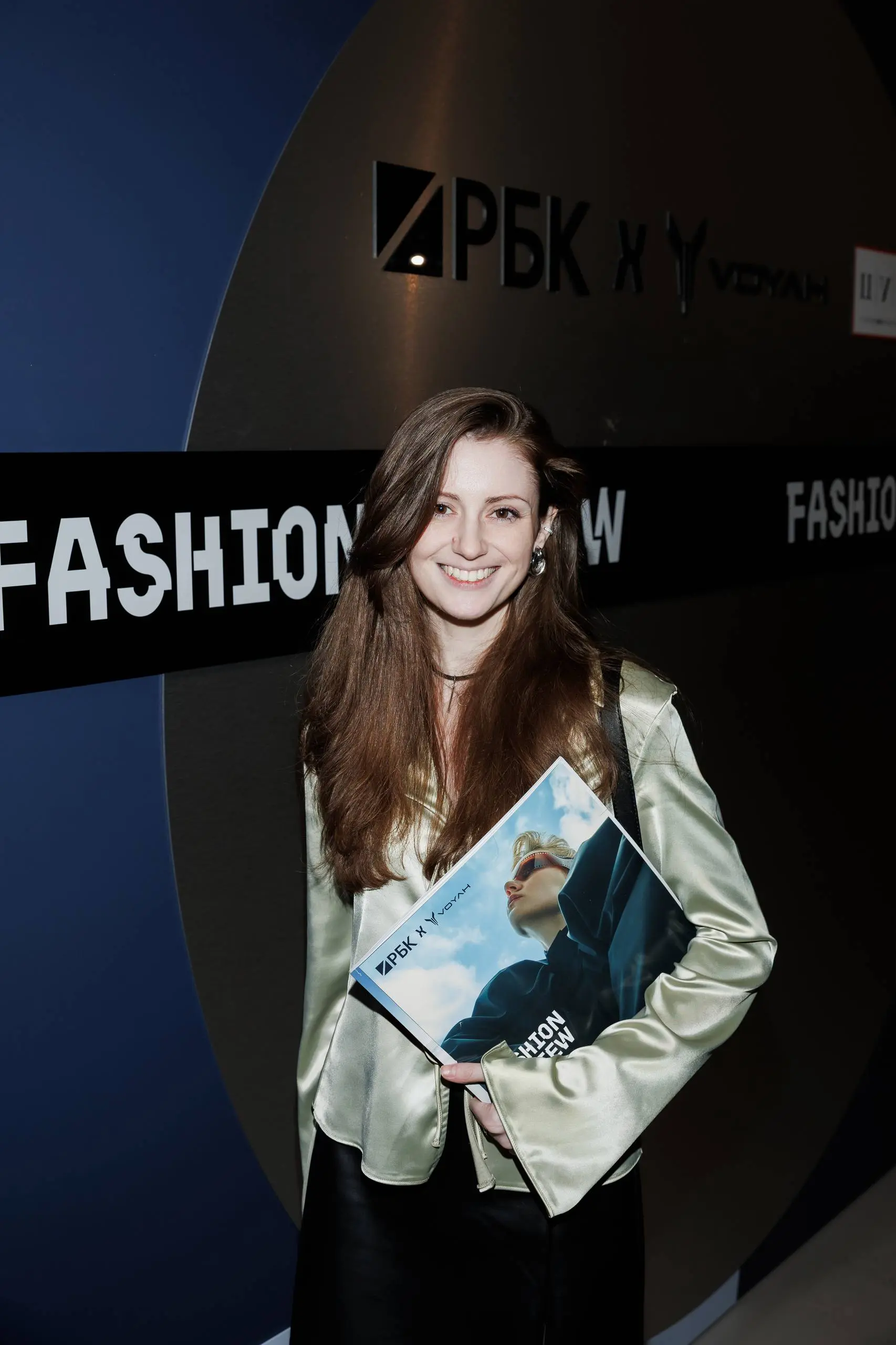 Есть особое состояние между «я здесь как гость» и «я тот, кто незримо создаёт это». 23 октября на проекте РБК х VOYAH Fashion Review я вновь поймала себя на этом чувстве | Сетка — социальная сеть от hh.ru