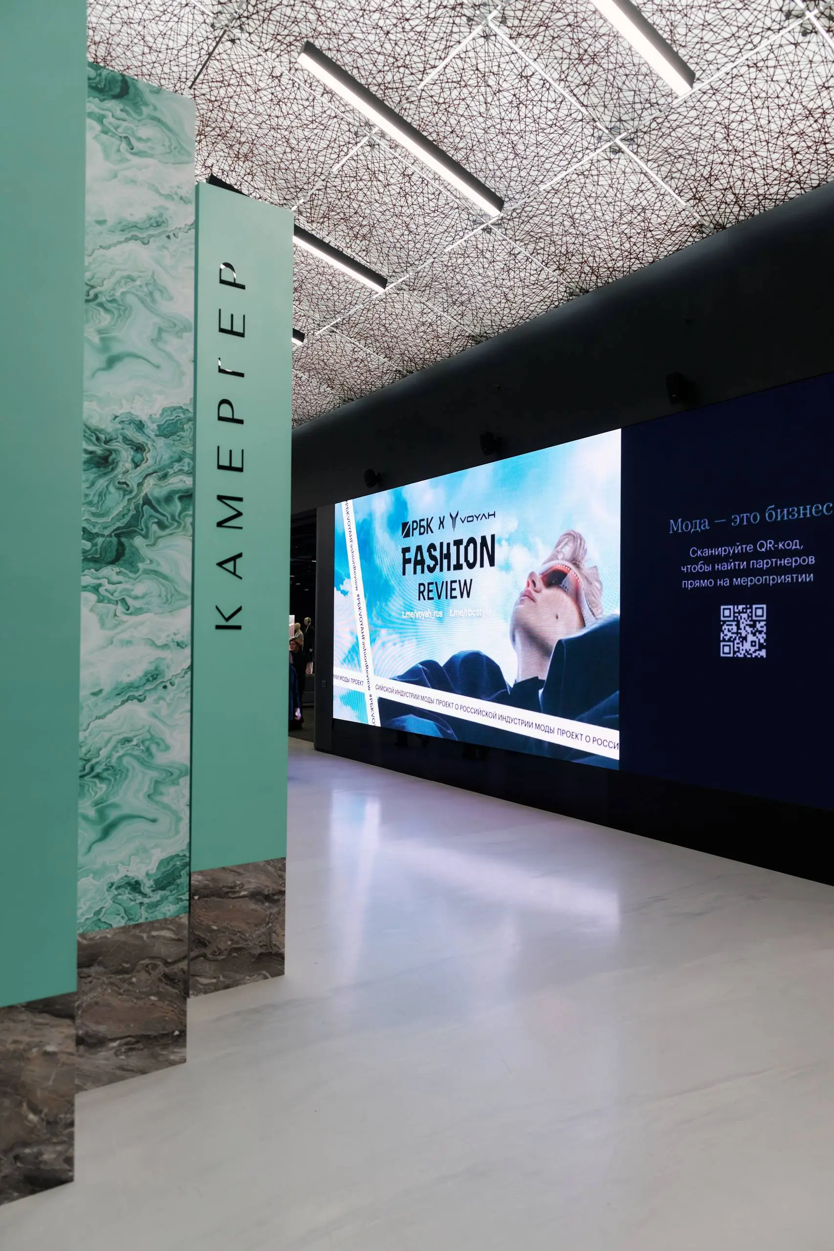 Есть особое состояние между «я здесь как гость» и «я тот, кто незримо создаёт это». 23 октября на проекте РБК х VOYAH Fashion Review я вновь поймала себя на этом чувстве | Сетка — социальная сеть от hh.ru