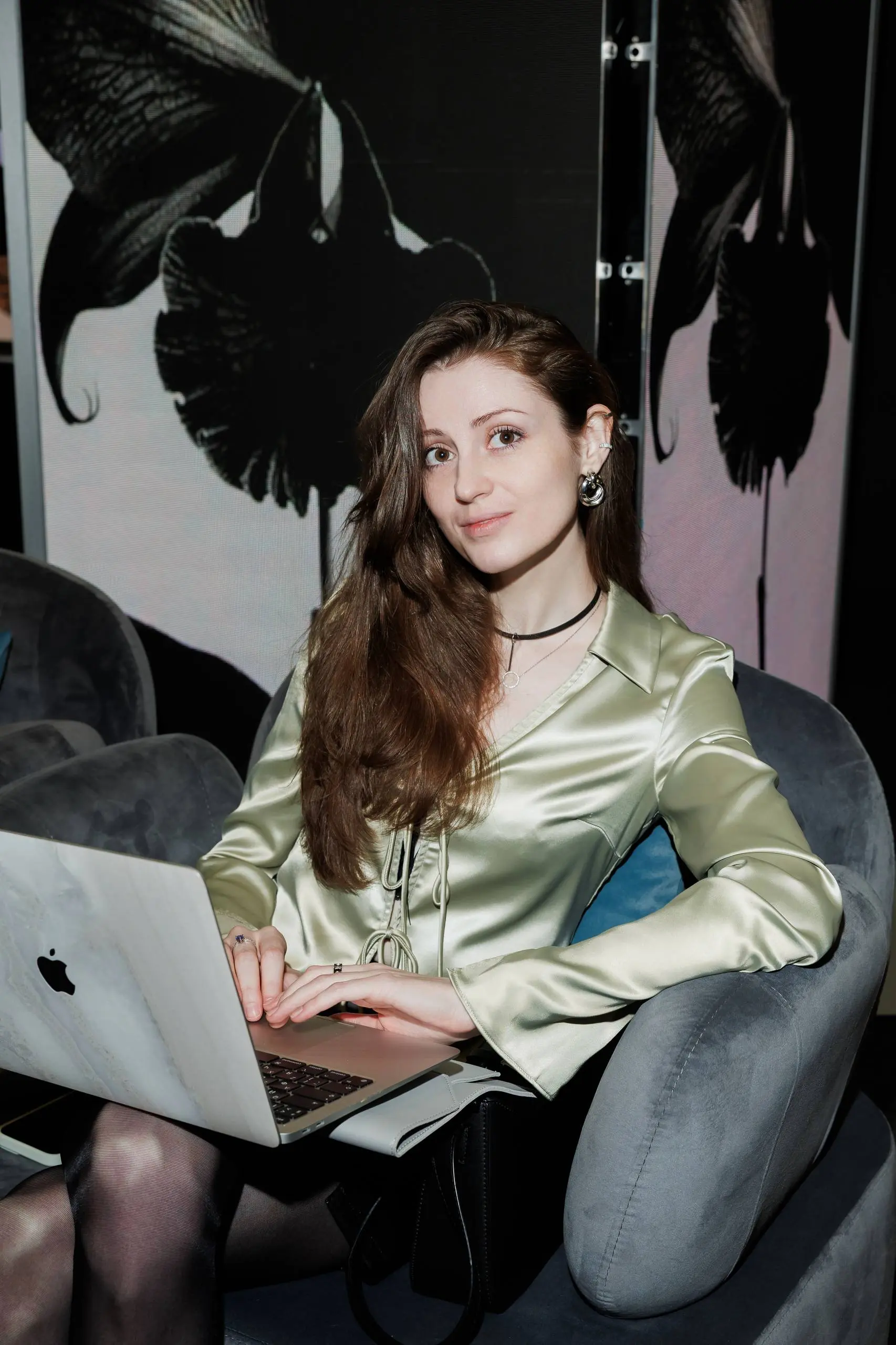 Есть особое состояние между «я здесь как гость» и «я тот, кто незримо создаёт это». 23 октября на проекте РБК х VOYAH Fashion Review я вновь поймала себя на этом чувстве | Сетка — социальная сеть от hh.ru