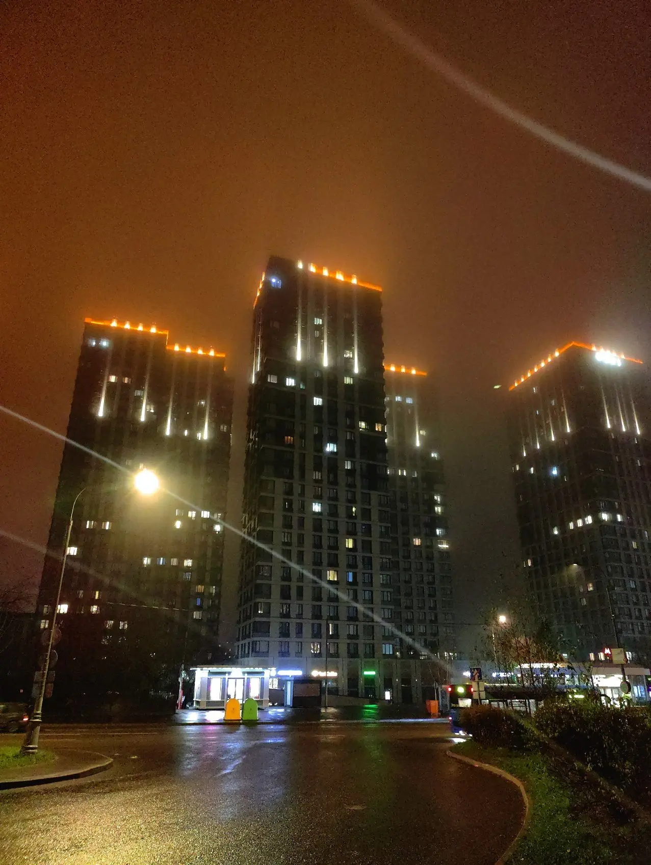 021/365
Сегодня вечером погода в Москве — туманный дождь.
Одну фотку отредактировал, и она стала похожа на картину нарисованную пастелью | Сетка — социальная сеть от hh.ru