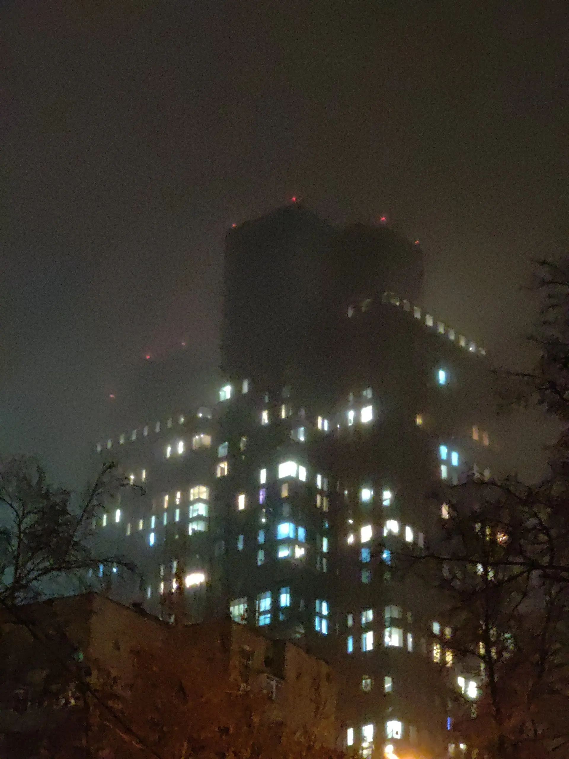 021/365
Сегодня вечером погода в Москве — туманный дождь.
Одну фотку отредактировал, и она стала похожа на картину нарисованную пастелью | Сетка — социальная сеть от hh.ru
