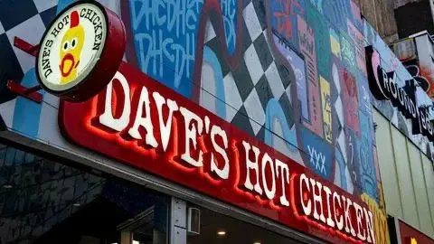 История 4: Dave's Hot Chicken — 19 маркетологов и менеджеров стали миллионерами на $1 млрд сделке
Как встретили возможность:
Bill Phelps пришёл CEO в Dave's Hot Chicken в 2019 году (цепь фастфуда) | Сетка — социальная сеть от hh.ru