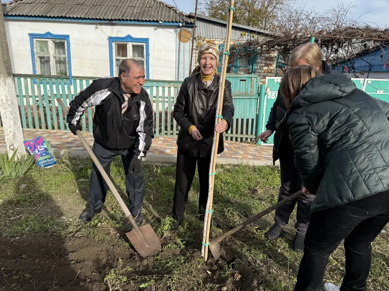 Высадка десятков тысяч деревьев началась в Кочубеевском округе
В округе стартовала самая крупная за 40 лет кампания по озеленению — в 50 населённых пунктах планируется высадить 10 тысяч деревьев | Сетка — социальная сеть от hh.ru