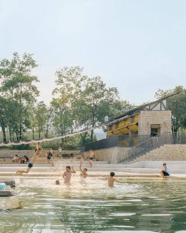 Последнее время меня ужасно манит и завлекает Китай, и скоро я туда отправлюсь 😎
А вот пока один из прекрасных сотен местных проектов, куда хочется непременно отправиться | Сетка — социальная сеть от hh.ru