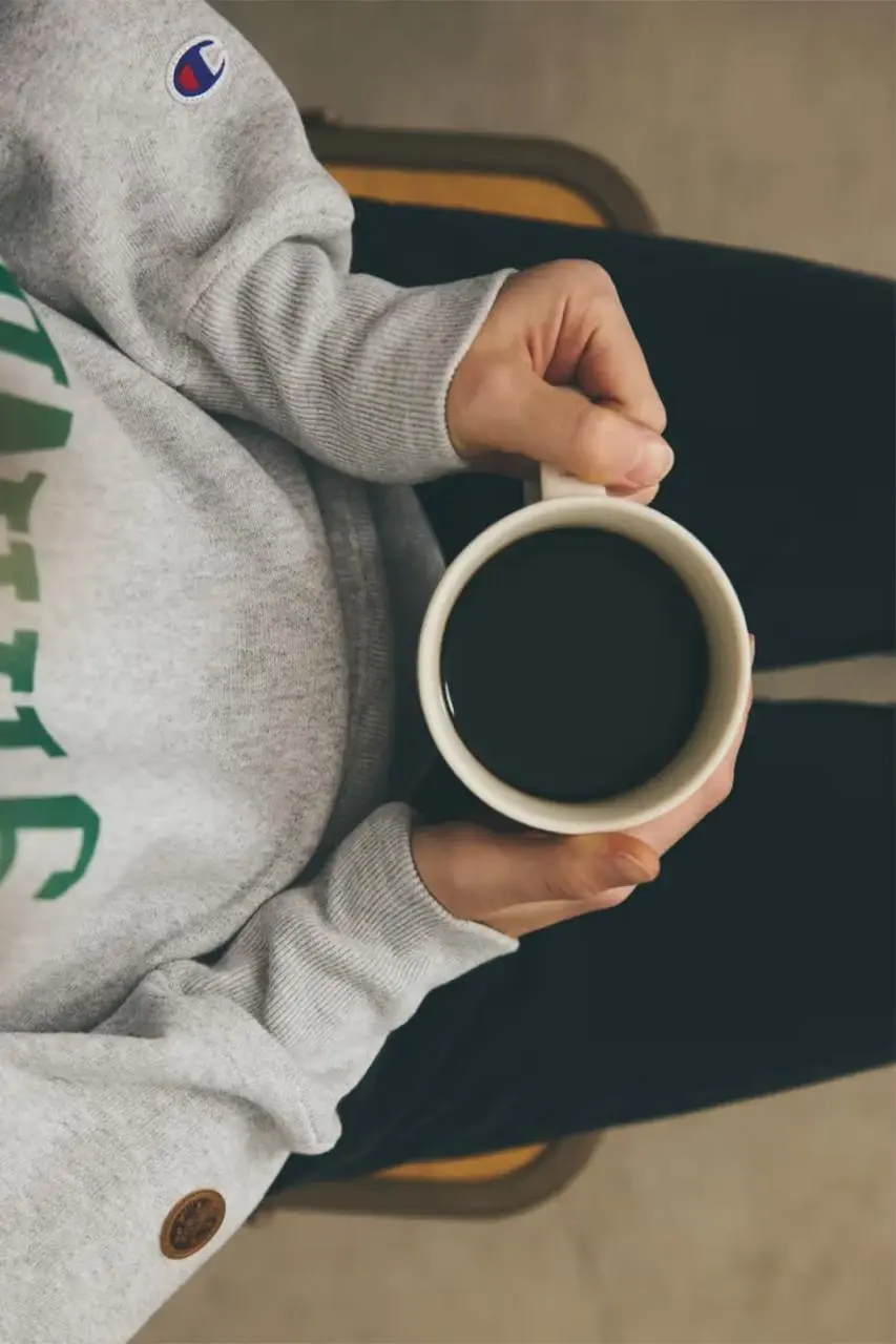 Starbucks вместе с японским брендом BEAMS представили лимитированную коллекцию свитшотов в рамках совместного проекта Stand.
В линейку вошли модели в двух цветах — зелёном и сером | Сетка — социальная сеть от hh.ru