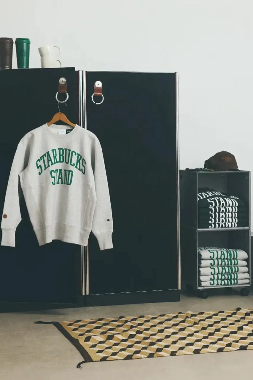 Starbucks вместе с японским брендом BEAMS представили лимитированную коллекцию свитшотов в рамках совместного проекта Stand.
В линейку вошли модели в двух цветах — зелёном и сером | Сетка — социальная сеть от hh.ru